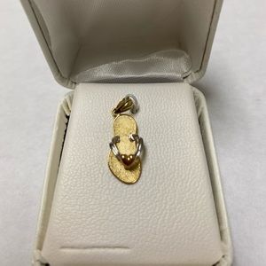 14k tri gold sandal pendant with heart.  Adorable!